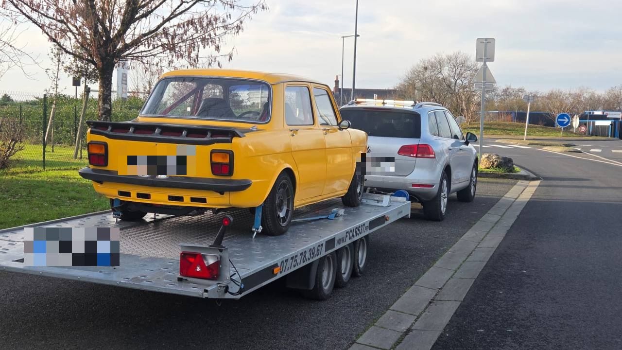 Simca 1000 Rallye jaune transportée sur une remorque plateau derrière un véhicule tracteur